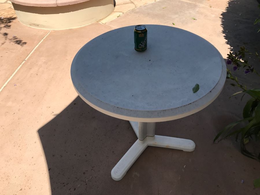 Outdoor Plastic Bistro Round Table [Photo 2]