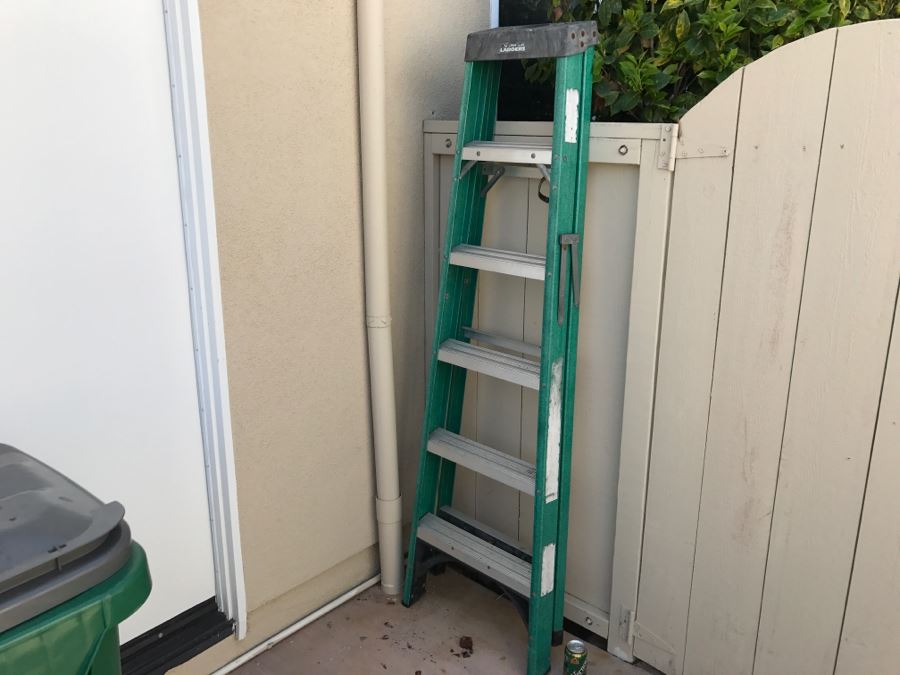 Gorilla Ladders Fiberglass 6' Ladder [Photo 2]