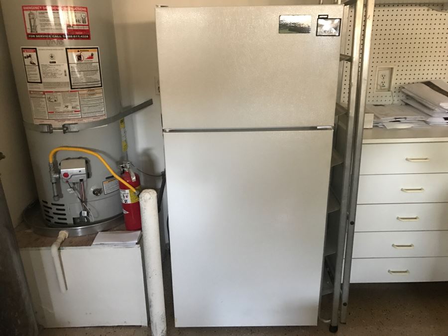 HOTPOINT Fridge Refrigerator Model CTX14CYZFRWH 28'W X 27'D X 61'H [Photo 2]