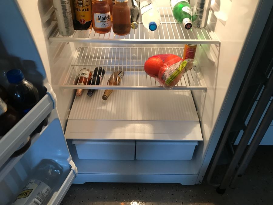 HOTPOINT Fridge Refrigerator Model CTX14CYZFRWH 28'W X 27'D X 61'H [Photo 6]