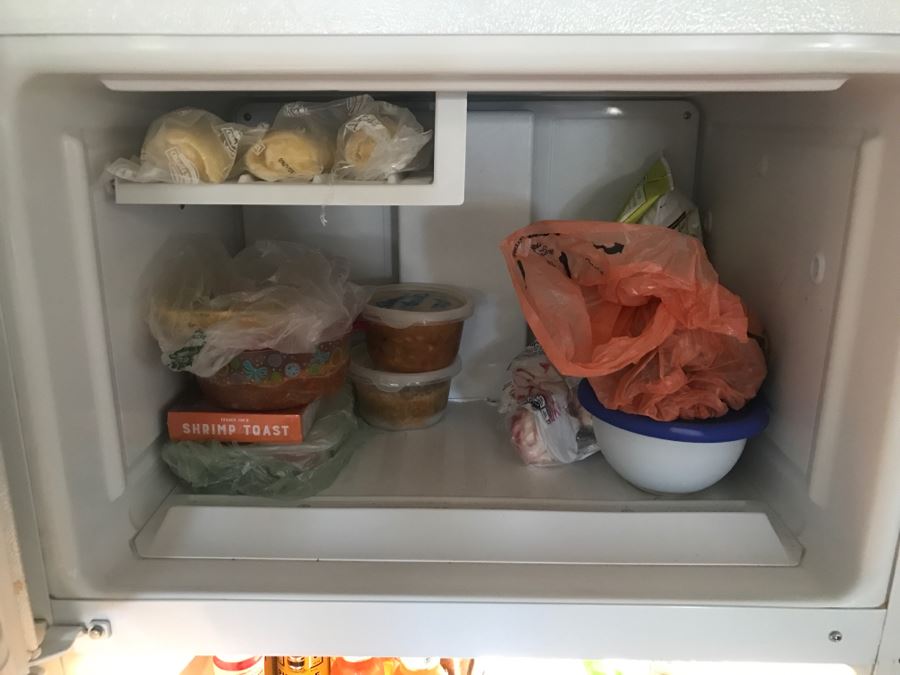 HOTPOINT Fridge Refrigerator Model CTX14CYZFRWH 28'W X 27'D X 61'H [Photo 4]