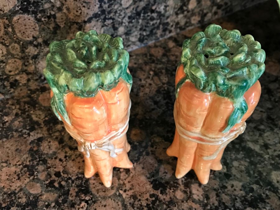 Set Of Large Italian Cabbage Leaf Plates With Acrylic Stands And Carrot Salt And Pepper Shakers [Photo 8]