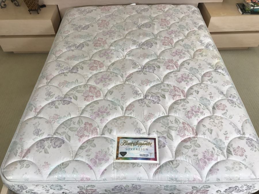 Modern Queen Size Platform Bed With Headboard And Pair Of Nightstands [Photo 11]