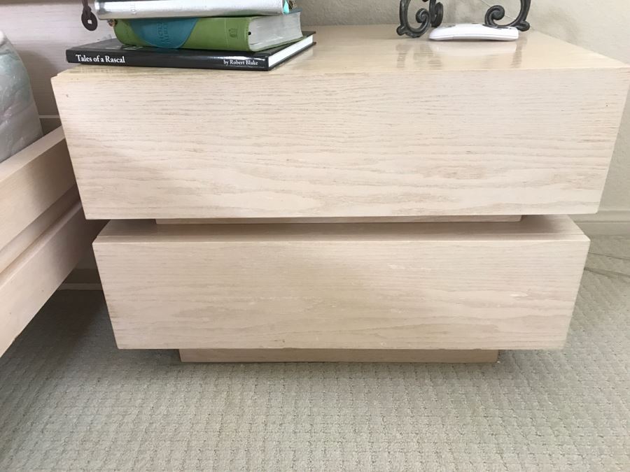 Modern Queen Size Platform Bed With Headboard And Pair Of Nightstands [Photo 5]