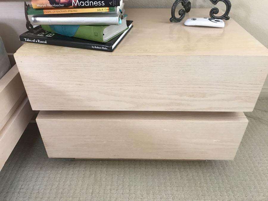 Modern Queen Size Platform Bed With Headboard And Pair Of Nightstands [Photo 4]