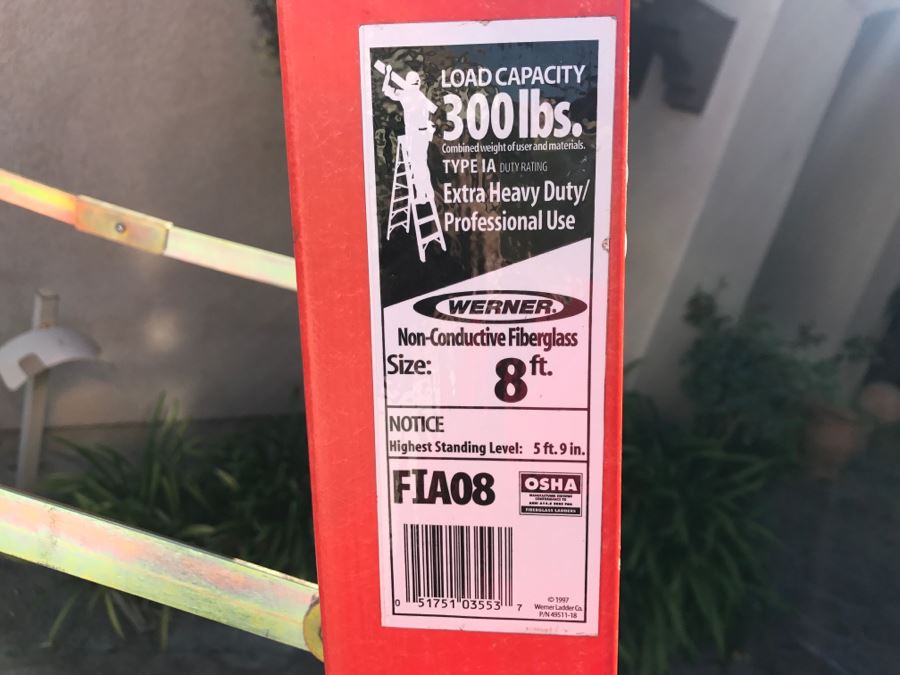 WERNER Extra Heavy Duty Professional Fiberglass 8Ft Ladder [Photo 2]