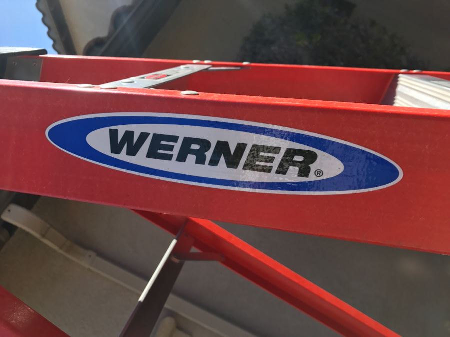 WERNER Extra Heavy Duty Professional Fiberglass 8Ft Ladder [Photo 5]