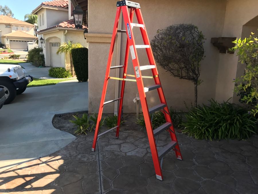 WERNER Extra Heavy Duty Professional Fiberglass 8Ft Ladder [Photo 4]