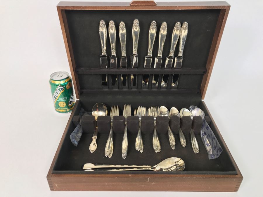 International Sterling Silver Prelude Pattern With Stunning Floral Repoussé Design Flatware Set In Silverware Box Apx Service For 8 - 1,118g Without Knives