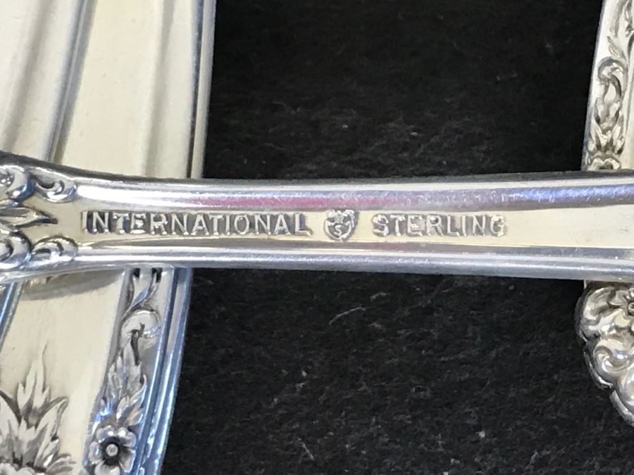 International Sterling Silver Prelude Pattern With Stunning Floral Repoussé Design Flatware Set In Silverware Box Apx Service For 8 - 1,118g Without Knives [Photo 9]