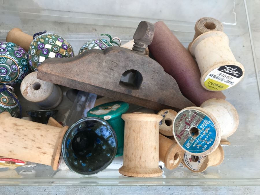 Huge Crafting Supplies Lot Including Yarn, Threads, Fabrics, Real Feathers, Fur Pelts, Books And More - See All Photos [Photo 18]