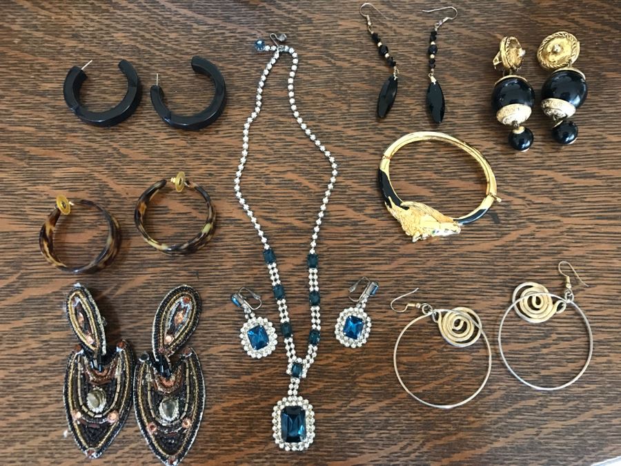 JUST ADDED - Vintage Costume Jewelry Lot [Photo 1]