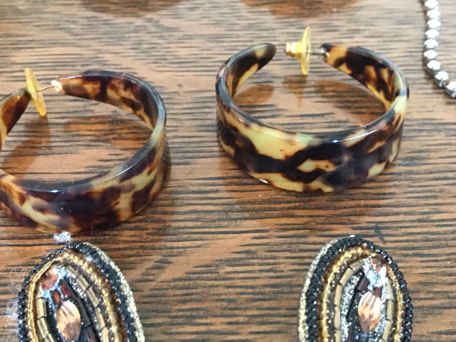 JUST ADDED - Vintage Costume Jewelry Lot [Photo 11]