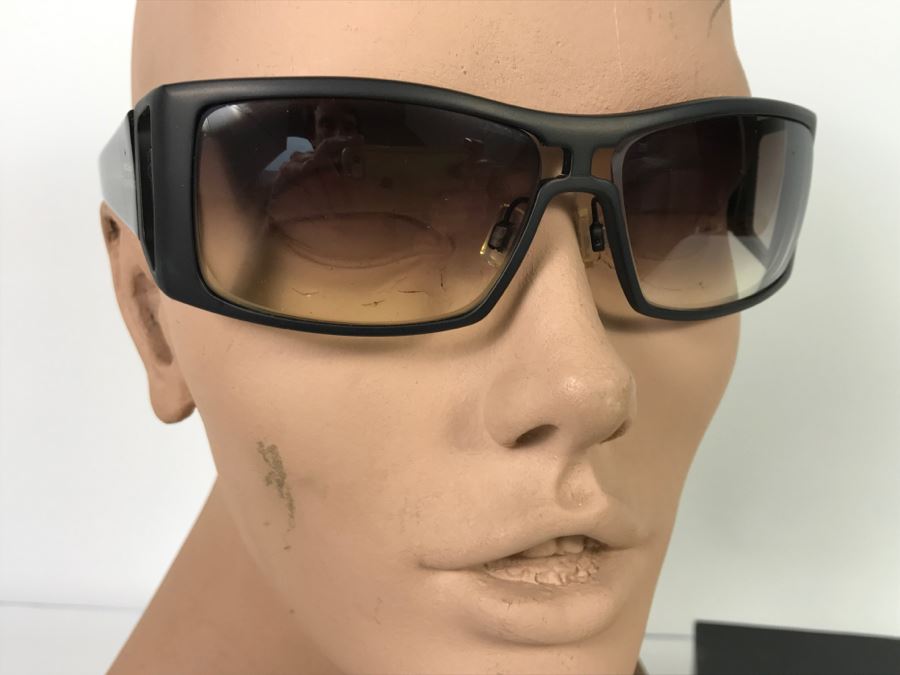 HUMMER Women's Sunglasses With Case [Photo 2]