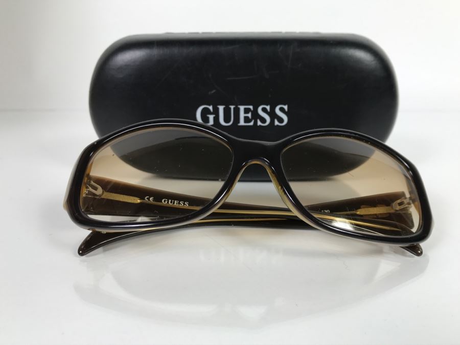 Guess Women's Sunglasses With Case [Photo 4]