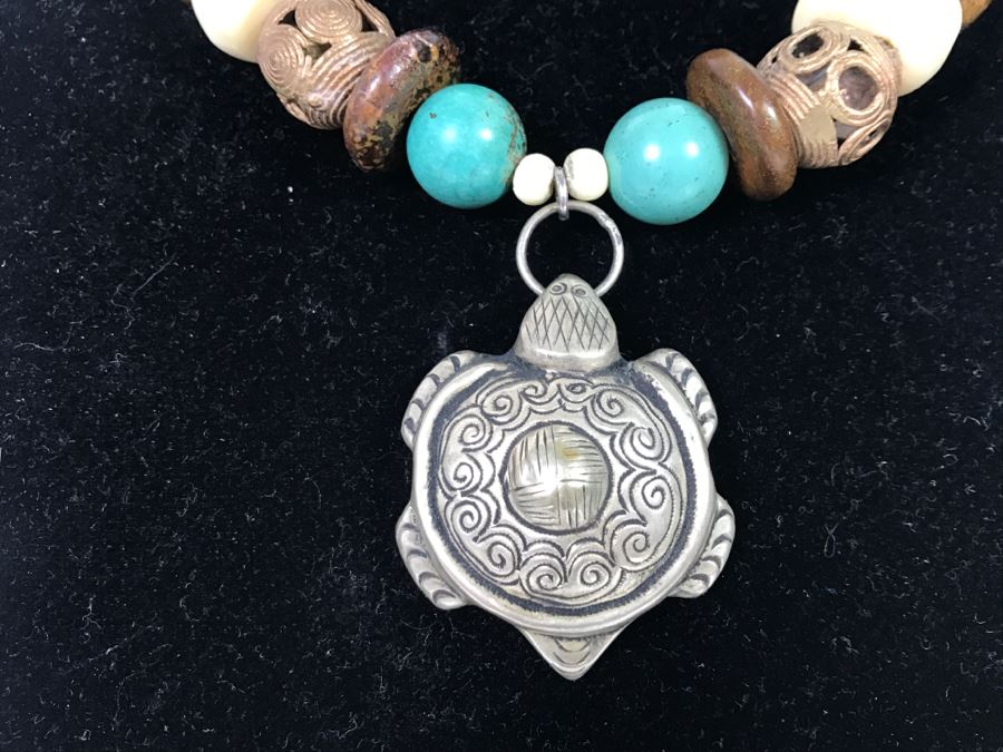 Multi Stone Chunky Necklace With Silver Tone Turtle Pendant [Photo 3]