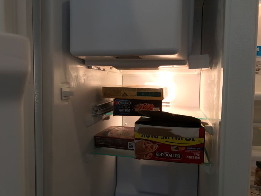 White JENN-AIR Refrigerator With Wood Paneling Model No JCD2289AT 22.2 Cu Ft [Photo 19]