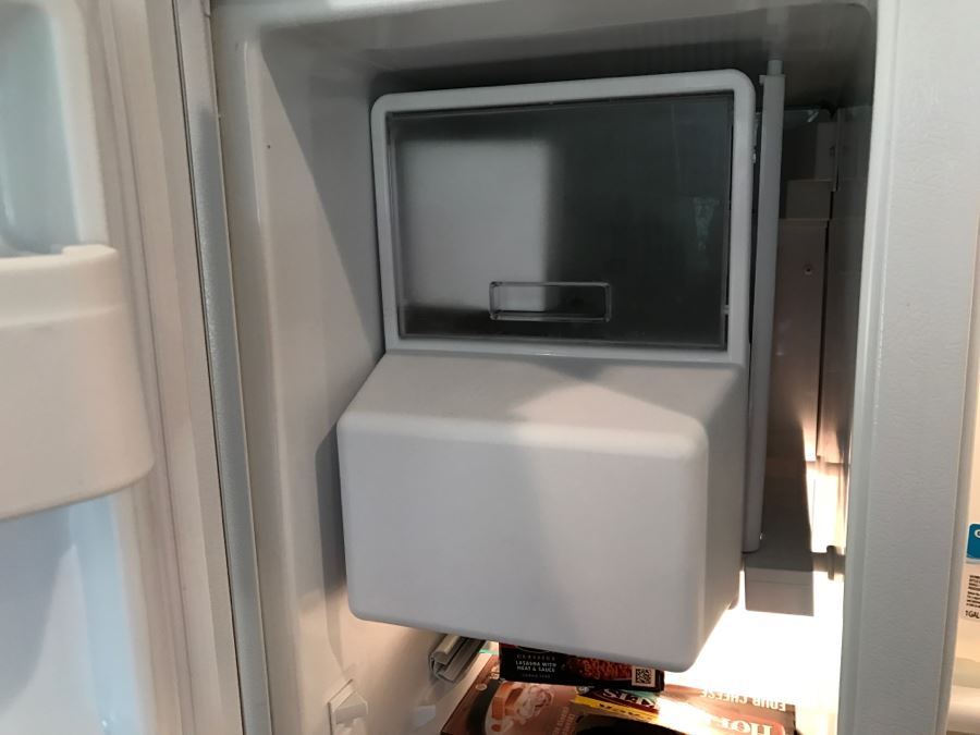 White JENN-AIR Refrigerator With Wood Paneling Model No JCD2289AT 22.2 Cu Ft [Photo 18]