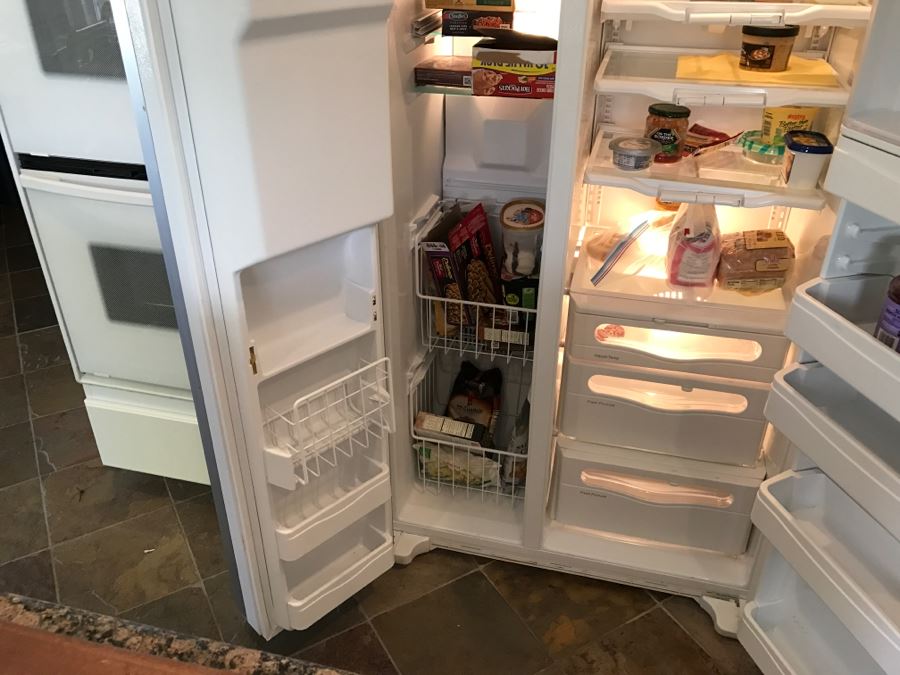 White JENN-AIR Refrigerator With Wood Paneling Model No JCD2289AT 22.2 Cu Ft [Photo 12]