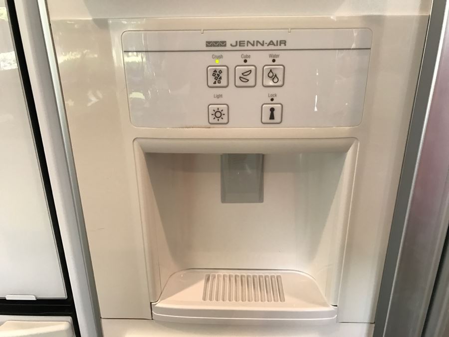 White JENN-AIR Refrigerator With Wood Paneling Model No JCD2289AT 22.2 Cu Ft [Photo 5]