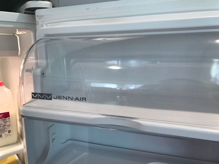 White JENN-AIR Refrigerator With Wood Paneling Model No JCD2289AT 22.2 Cu Ft [Photo 16]