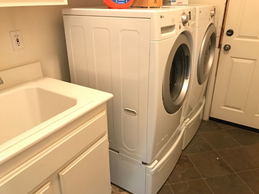 LG Gas Dryer DLG2526W Super Capacity Quiet Operation Like New