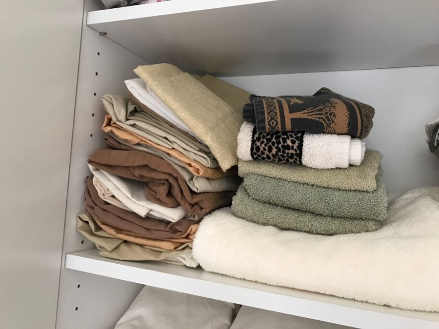Huge Bath Towel, Sheets And Blanket Lot - See Photos [Photo 7]