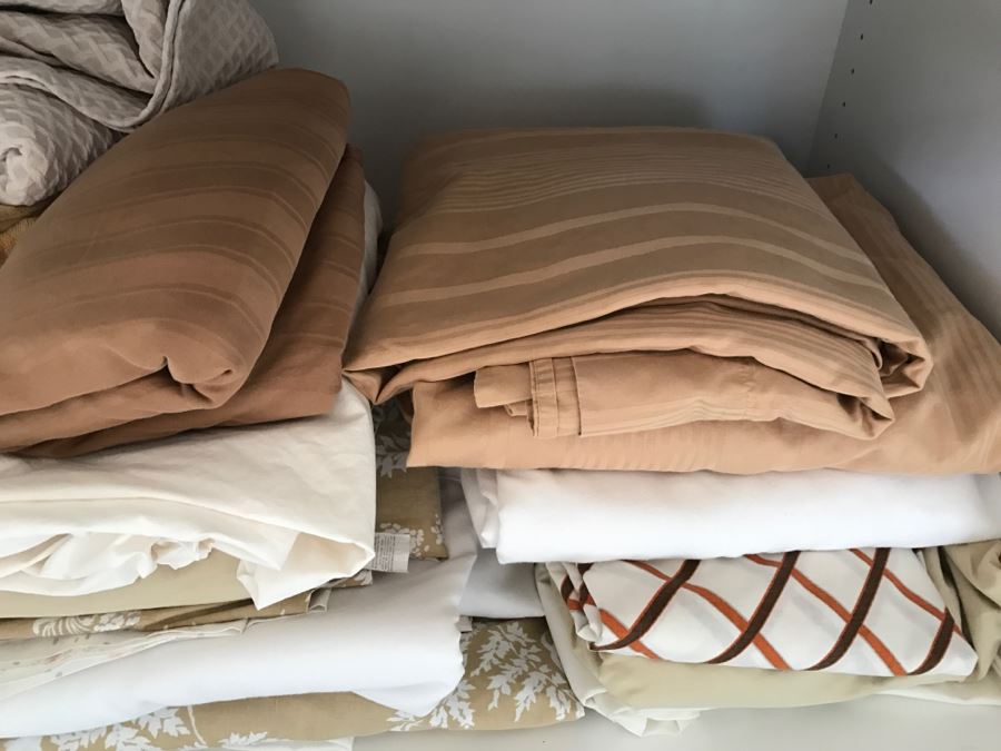 Huge Bath Towel, Sheets And Blanket Lot - See Photos [Photo 13]