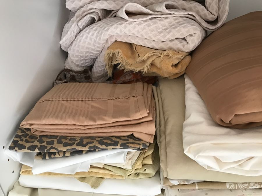 Huge Bath Towel, Sheets And Blanket Lot - See Photos [Photo 12]