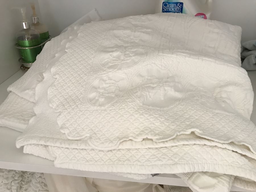 Huge Bath Towel, Sheets And Blanket Lot - See Photos [Photo 17]
