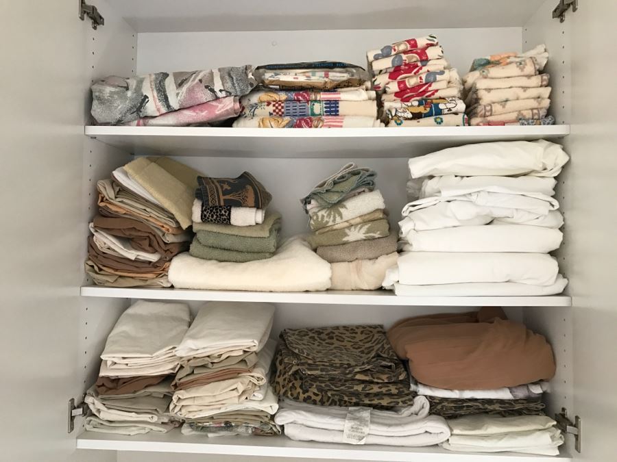 Huge Bath Towel, Sheets And Blanket Lot - See Photos [Photo 4]