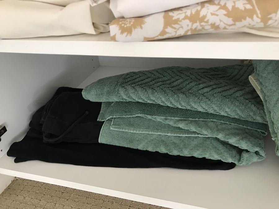 Huge Bath Towel, Sheets And Blanket Lot - See Photos [Photo 15]