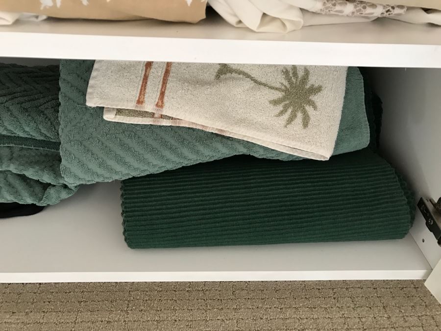 Huge Bath Towel, Sheets And Blanket Lot - See Photos [Photo 14]