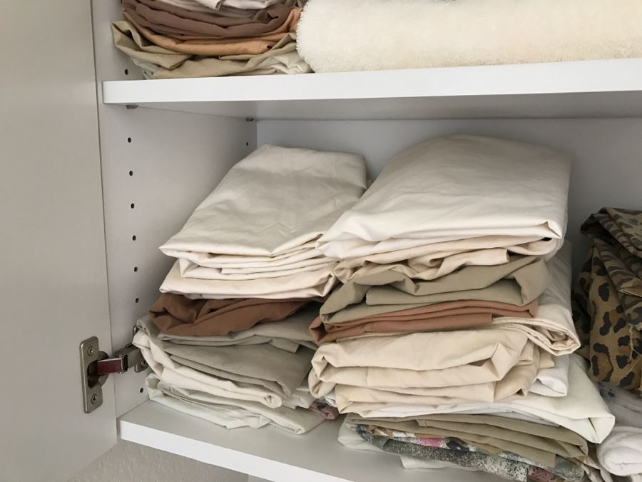 Huge Bath Towel, Sheets And Blanket Lot - See Photos [Photo 6]