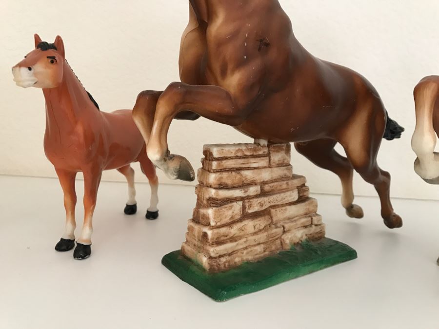 Collection Of (5) Plastic Horse Figurines [Photo 4]