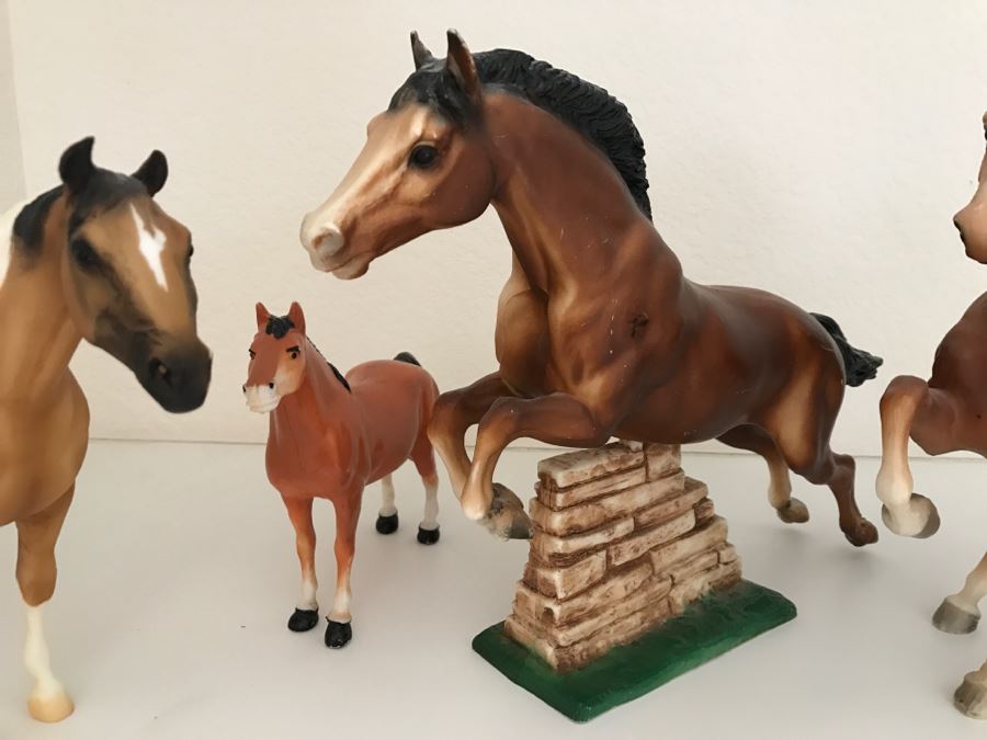 Collection Of (5) Plastic Horse Figurines [Photo 3]