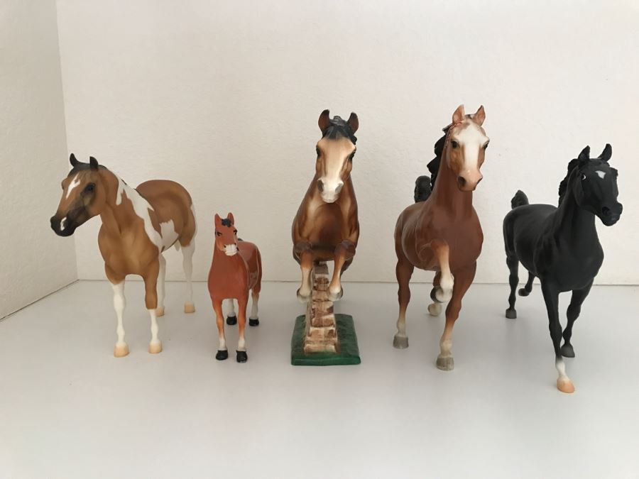 Collection Of (5) Plastic Horse Figurines [Photo 8]