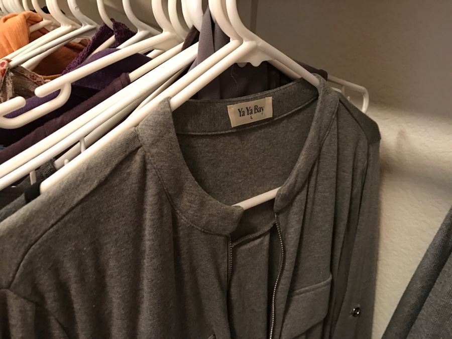 Closet Rack Of Ladies Clothes Shirts, Scarves, Jackets, Jeans Size L 14 - See Photos [Photo 30]