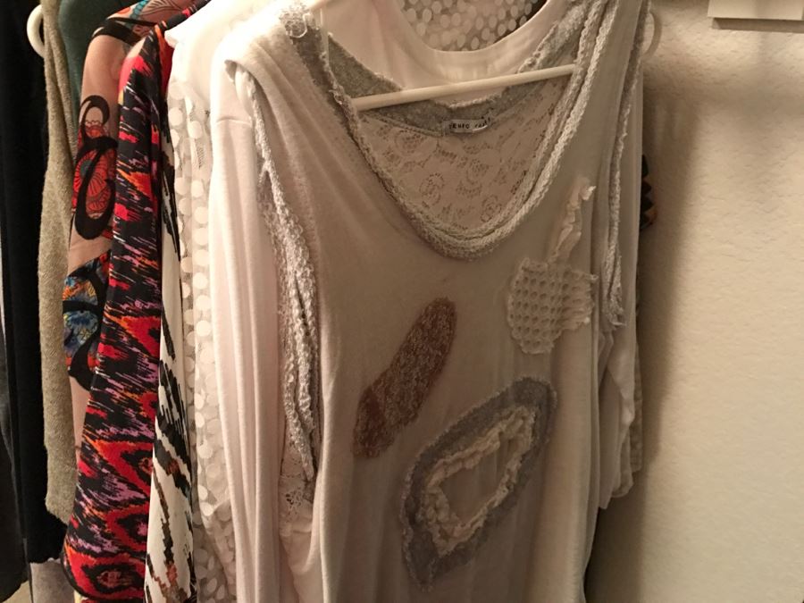 Closet Rack Of Ladies Clothes Shirts, Scarves, Jackets, Jeans Size L 14 - See Photos [Photo 13]