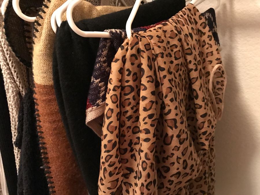 Closet Rack Of Ladies Clothes Shirts, Scarves, Jackets, Jeans Size L 14 - See Photos [Photo 8]