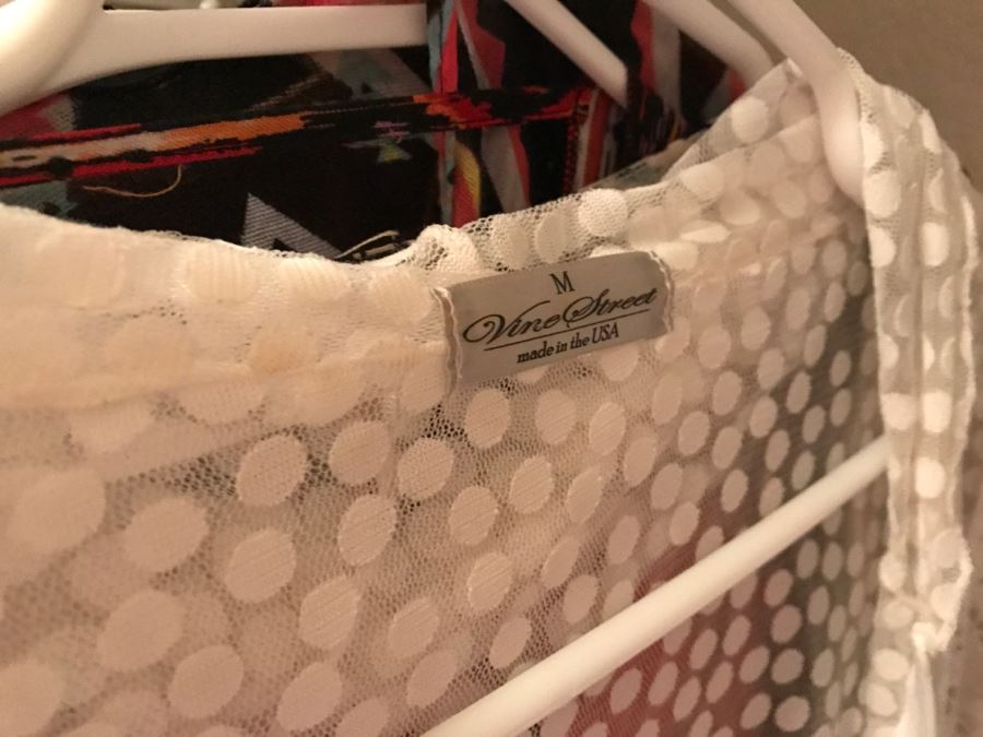 Closet Rack Of Ladies Clothes Shirts, Scarves, Jackets, Jeans Size L 14 - See Photos [Photo 15]