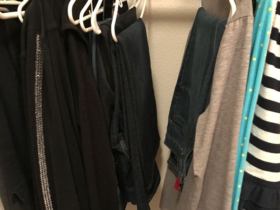 Closet Rack Of Ladies Clothes Shirts, Scarves, Jackets, Jeans Size L 14 - See Photos [Photo 35]