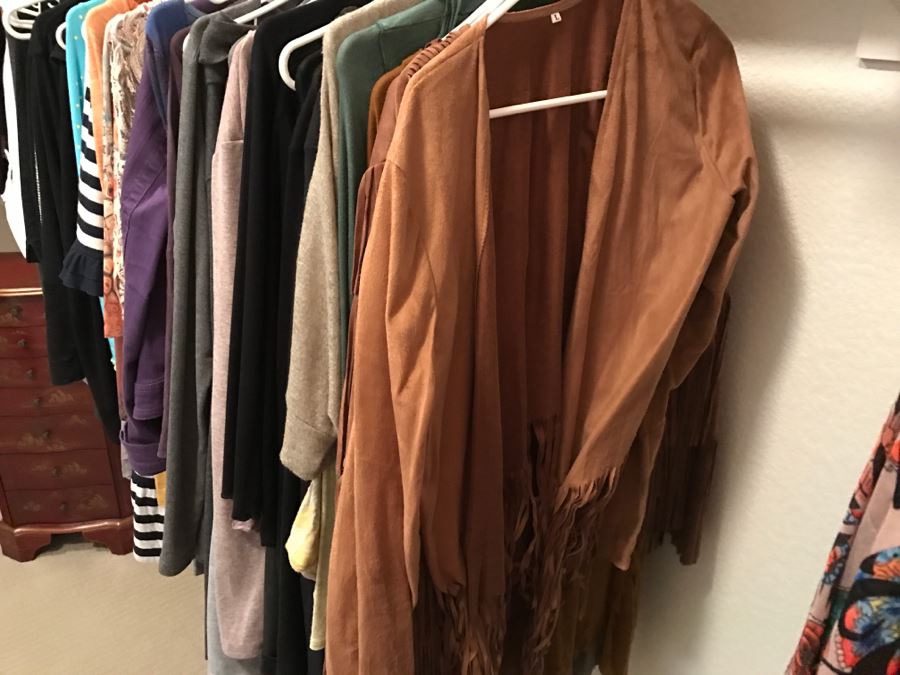 Closet Rack Of Ladies Clothes Shirts, Scarves, Jackets, Jeans Size L 14 - See Photos [Photo 20]