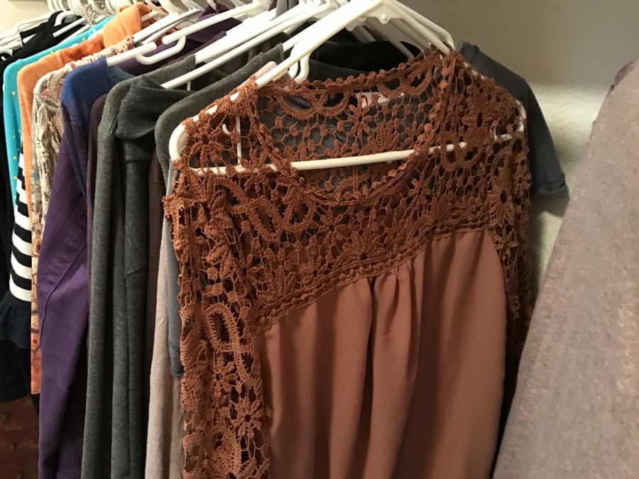 Closet Rack Of Ladies Clothes Shirts, Scarves, Jackets, Jeans Size L 14 - See Photos [Photo 27]