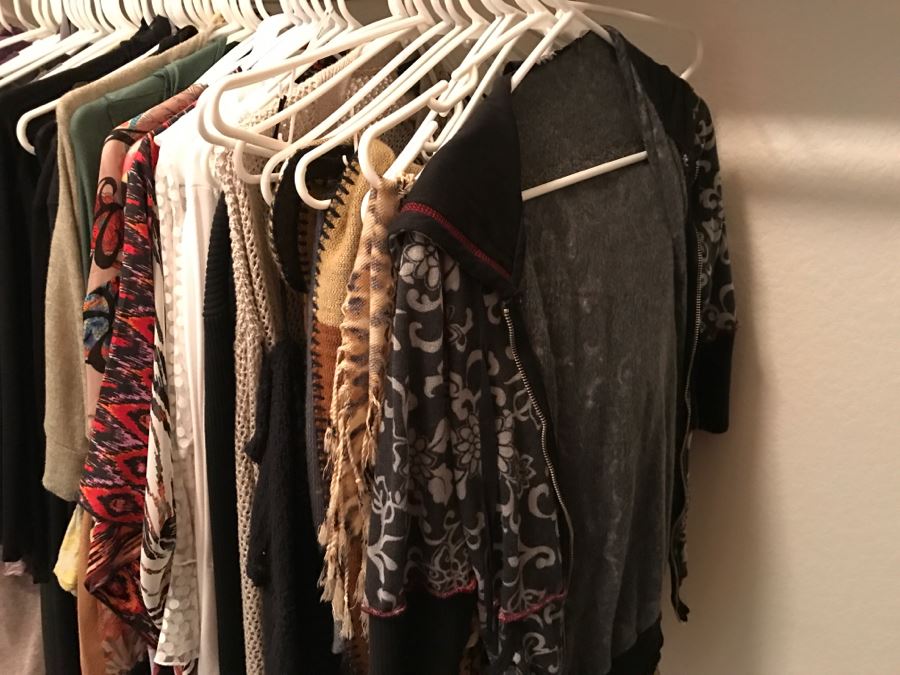 Closet Rack Of Ladies Clothes Shirts, Scarves, Jackets, Jeans Size L 14 - See Photos [Photo 6]