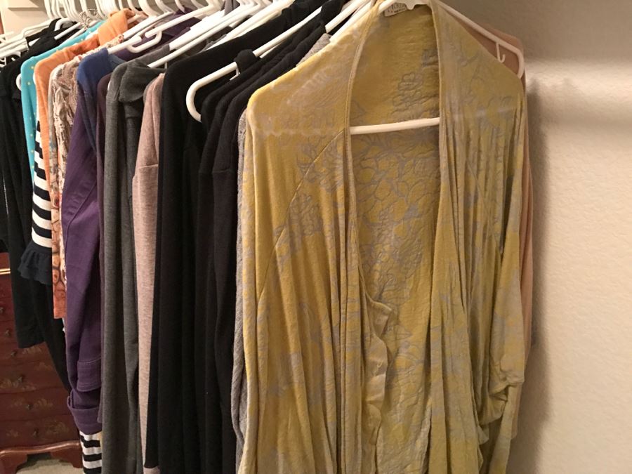 Closet Rack Of Ladies Clothes Shirts, Scarves, Jackets, Jeans Size L 14 - See Photos [Photo 25]