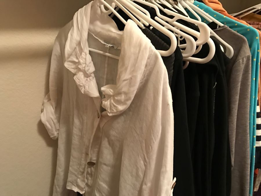 Closet Rack Of Ladies Clothes Shirts, Scarves, Jackets, Jeans Size L 14 - See Photos [Photo 41]