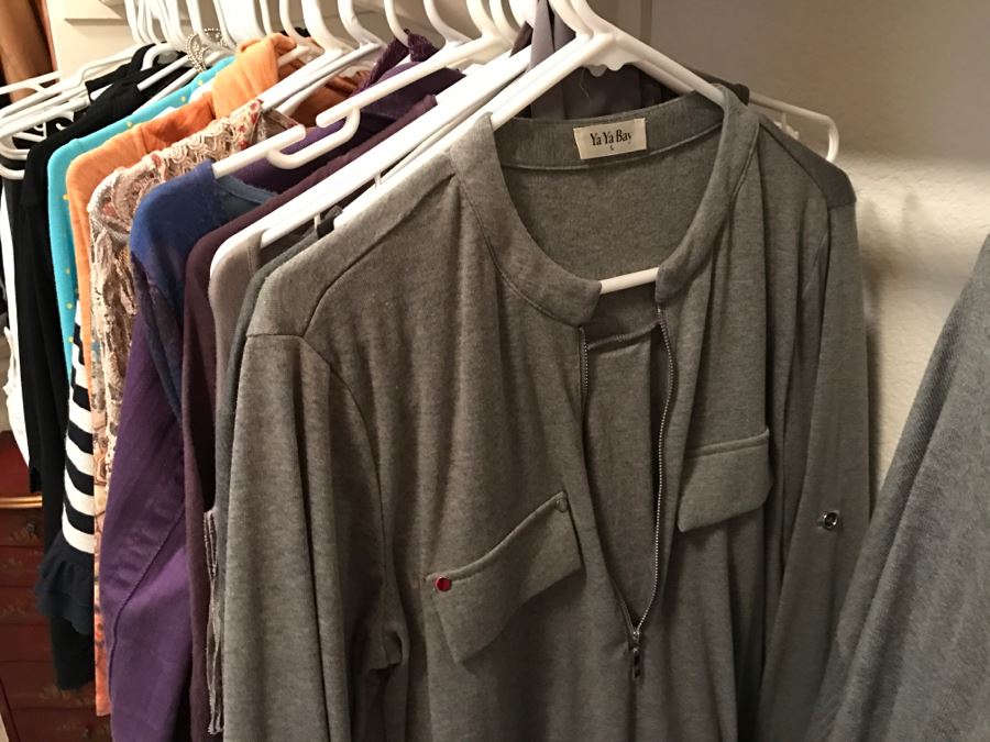 Closet Rack Of Ladies Clothes Shirts, Scarves, Jackets, Jeans Size L 14 - See Photos [Photo 29]