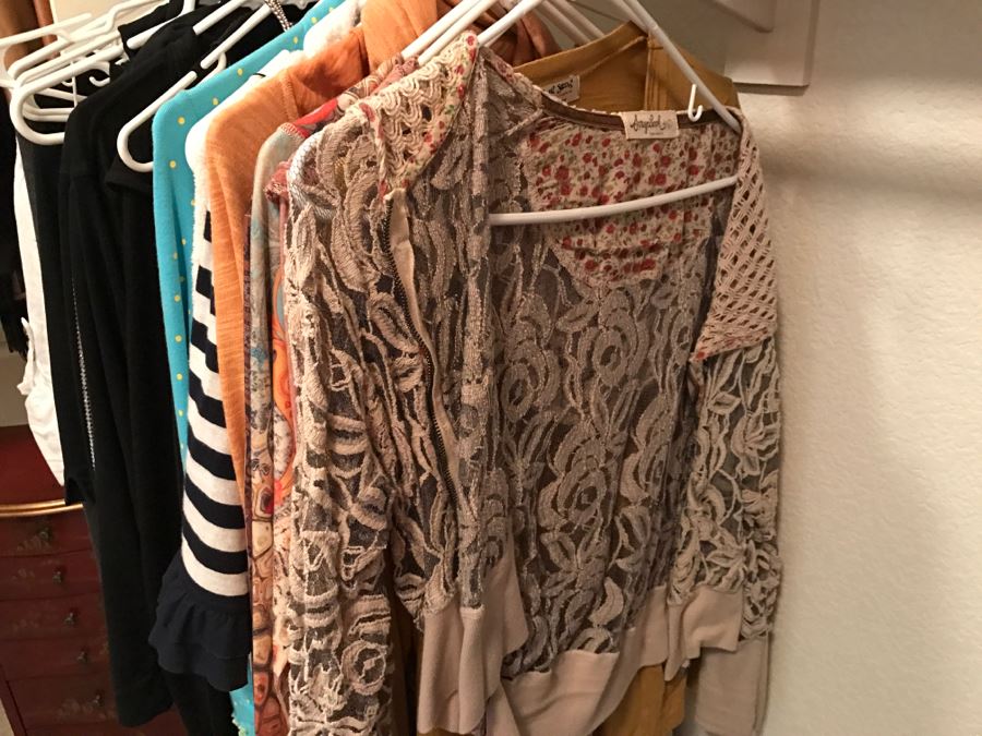 Closet Rack Of Ladies Clothes Shirts, Scarves, Jackets, Jeans Size L 14 - See Photos [Photo 33]