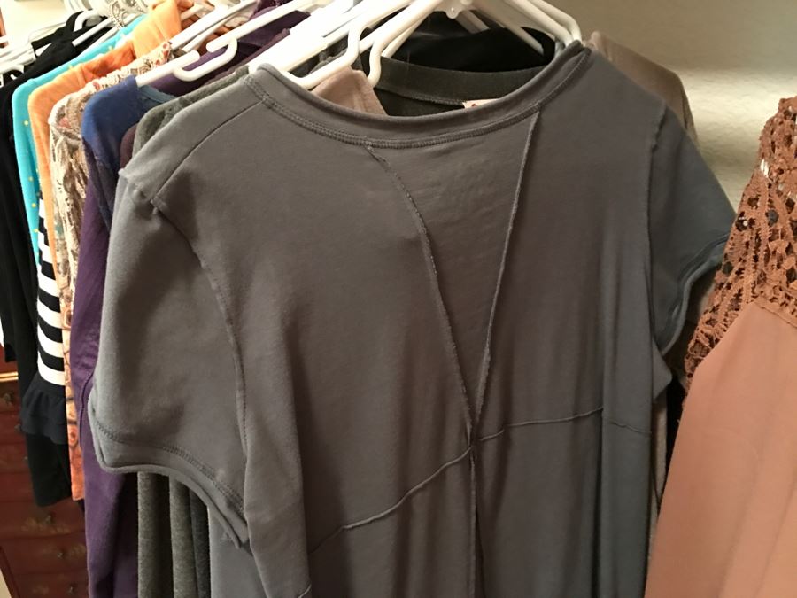 Closet Rack Of Ladies Clothes Shirts, Scarves, Jackets, Jeans Size L 14 - See Photos [Photo 28]